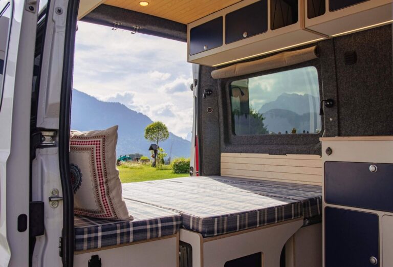 Ausgebauter Camper mit Blick ins Tal
