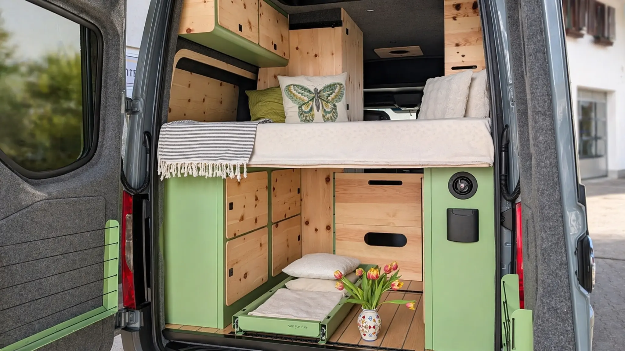 Ausgebauter Camper mit Blick ins Tal